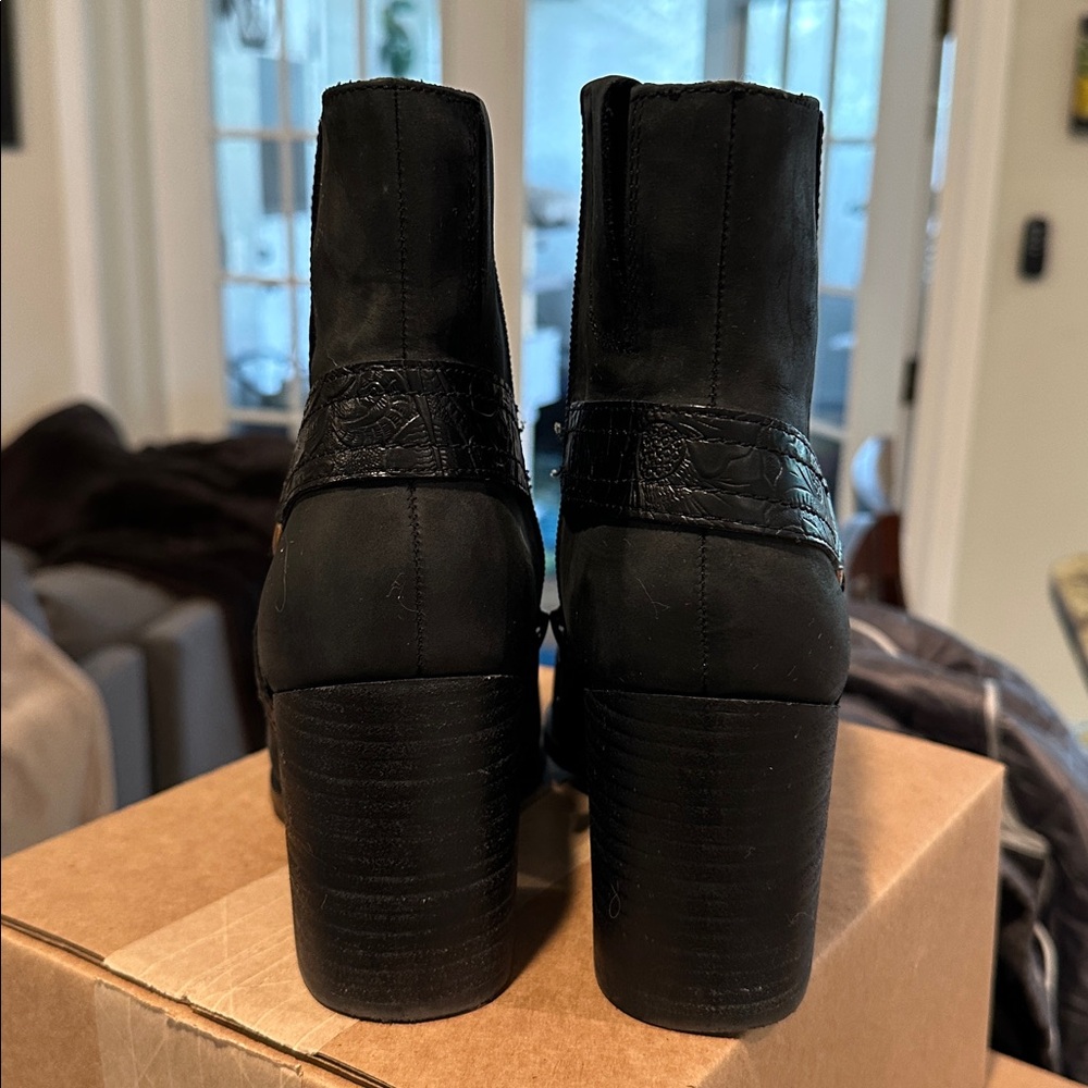 Vionic Carnelia black leather ankle boot, 3.25" block heel, size 8 - Picture 4 of 6